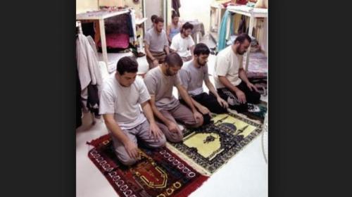 الاسرى يؤدون الصلاة.
