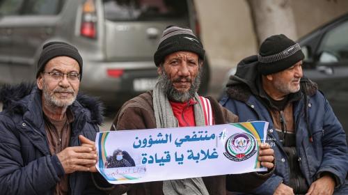 منتفعو الشؤون الاجتماعية ينصبون خيمة أمام مقر المندوب السامي بغزة للمطالبة بصرف مستحقاتهم (15).JPG