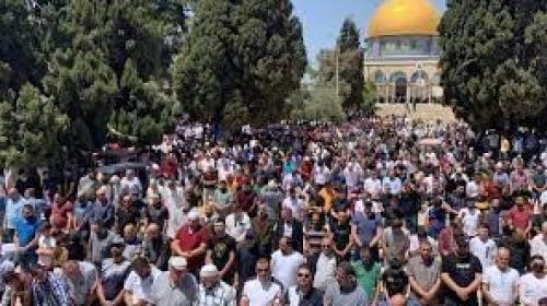 صلاة الفجر في الأقصى.jpg