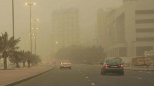 عاصفة ترابية تتسبب في "شبه انعدام" الرؤية في السعودية