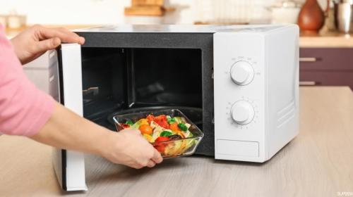 مواد غذائية لا ينصح بتسخينها في أفران الميكروويف