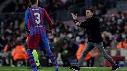 تشافي يطالب بيكيه بالرحيل عن برشلونة