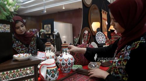 ازارٌ يعرض منتجات حرفية يدوية من صنع مجموعة من ذوي الإعاقة السمعية في جمعية أطفالنا للصم في قطاع غزة (11).JPG