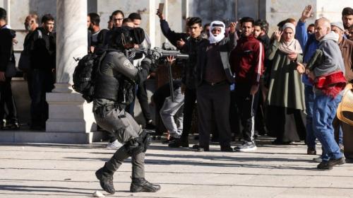قمع المصلين في المسجد الاقصى.jpg