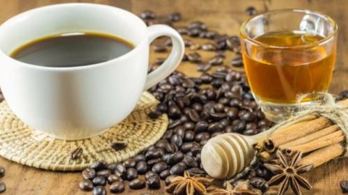 ما الفرق بين السكر والعسل في تحلية القهوة؟