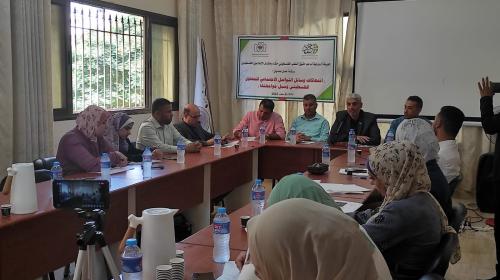 مجتمعون يبحثون سبل مواجهة انتهاكات وسائل التواصل الاجتماعي للمحتوى الفلسطيني