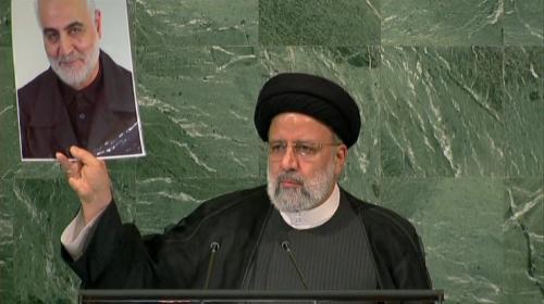 الرئيس الإيراني يرفع صورة الشهيد قاسم سليماني