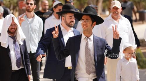 مستوطنون خلال اقتحامهم باحات المسجد الأقصى والاعتداء على المرابطين (2).jpg