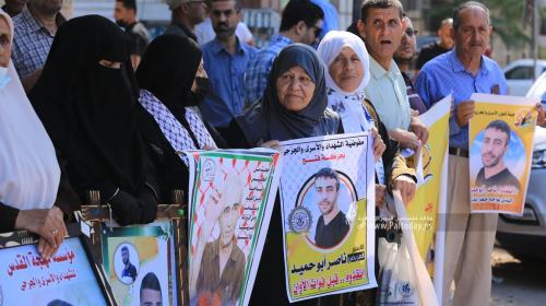 اعتصام اهالى الاسرى وقفة تضامنية امام مقر الصليب الاحمر بغزة مع الاسير ناصر ابو حميد (7).JPG