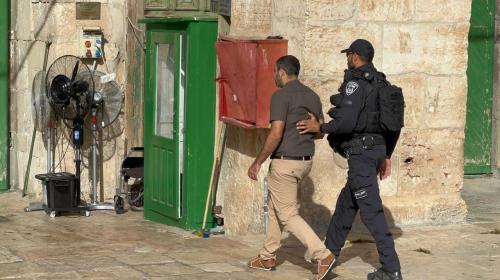 الاحتلال يعتقل مقدسيا من العيسوية بعد مداهمة منزله
