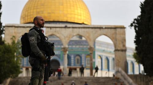 جندي اسرائيلي في باحات القدس الشريف