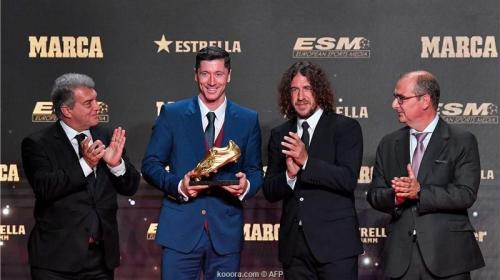 برشلونة يحتفل بحذاء ليفاندوفسكي الذهبي