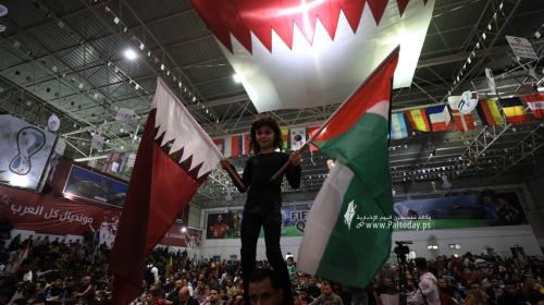 جماهير غزة تتابع مونديال كأس العالم، قطر 2022، من قاعة سعد صايل (9).JPG