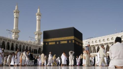 دعاء في الكعبة.jpg