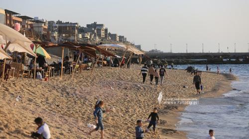 شاطئ بحر غزة كافتيرات ومطاعم غزة على شاطئ البحر تتزين لاستقبال الصيف (22).JPG