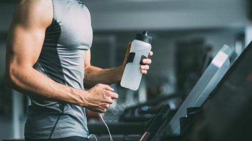 أيهما أفضل شرب الماء البارد أم الساخن أثناء ممارسة الرياضة؟
