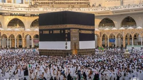 حجاج بيت الله الحرام يتوجهون إلى الحرم المكي لأداء صلاة الجمعة وطواف الوداع