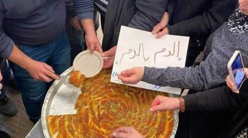 التكبيرات تعلو في "مساجد غزة وجنين" والحلوى تزين الشوارع ابتهاجاً بعملية رام الله البطولية
