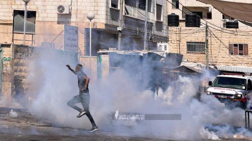الاحتلال يغرق شوارع جنين ومحيط المستشفى الحكومي بقنابل الغاز  (3).jpeg