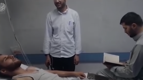 مريض يسمع القراءن وهو على سرير المرض.PNG