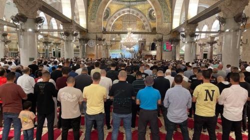 الآلاف يؤدون الفجر في باحات المسجد الأقصى المبارك