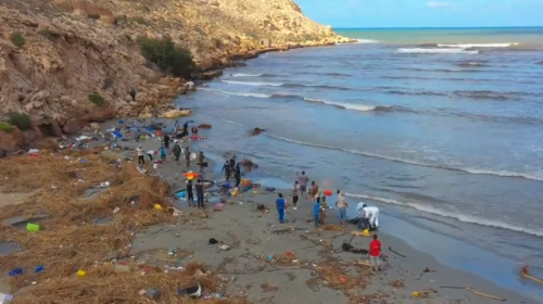 جثث على شاطئ بحر درنة.PNG