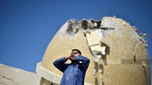 مؤذن يقيم الصلاة من فوق ركام مسجد دمره الاحتلال خلال العدوان على غزة