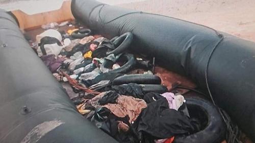 صورة القارب المطاطي للمهاجرين على شاطئ نتانيا