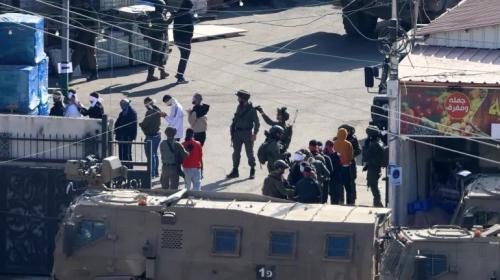 فلسطينيون اعتقلهم جيش الاحتلال الإسرائيلي بمخيم نور شمس في طولكرم