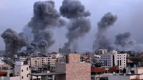 صورة لقصف طائرات الاحتلال الحربية لمدينة غزة