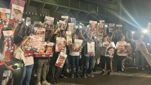 جانب من تظاهرة لعائلات الأسرى الإسرائيليين لدى المقاومة بغزة