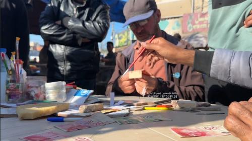 اصلاح النقود5. النازح وائل رشيد يعمل على صيانة وإصلاح النقود بدير البلح