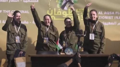 صورة المجندات الأربع خلال اطلاق سراحهم في ميدان فلسطين