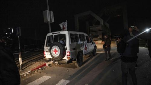 الصليب الأحمر أثناء نقل الأسرى الإسرائيليين في الصفقة الماضية