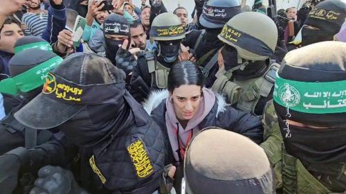 الأسيرة الإسرائيلية أربيل يهود خلال تسليمها قرب منزل الشهيد يحيى السنوار