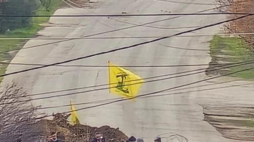 جانب من عودة اللبنانيين للجنوب وهم يرفعون رايات حزب الله