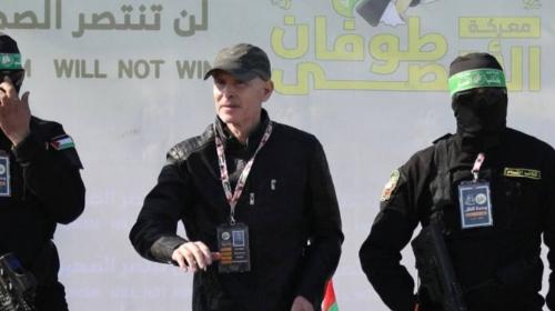 مشهد تسلم الأسير سيغال لحقيبتين من المقاومة
