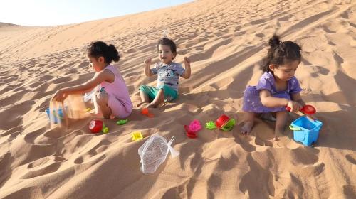 أطفال يلعبون بالتراب