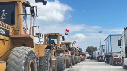 معدات ثقيلة تدخل عبر معبر رفح (1)