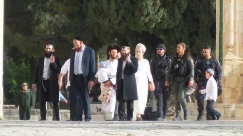 اقتحام المسجد.jpeg
