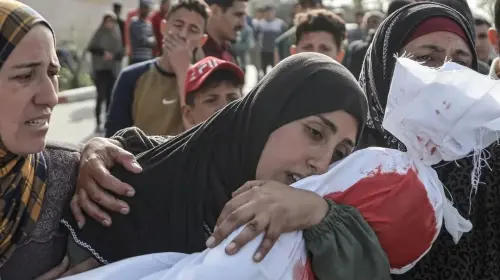 أم تودع طفلها الشهيد
