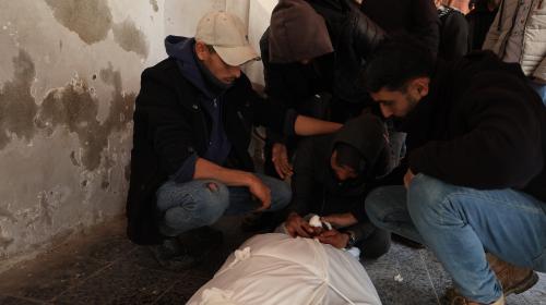صور وداع شهيدين من عائلة أسليم ف المشفى الاهلى العربى بعد استهدافهم من طيران الاستطلاع شرق حى الشجاعية (2).JPG