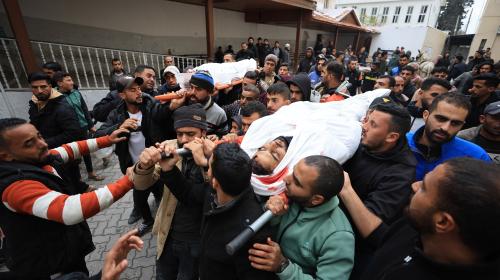 صور وداع شهيدين من عائلة أسليم ف المشفى الاهلى العربى بعد استهدافهم من طيران الاستطلاع شرق حى الشجاعية (13).JPG