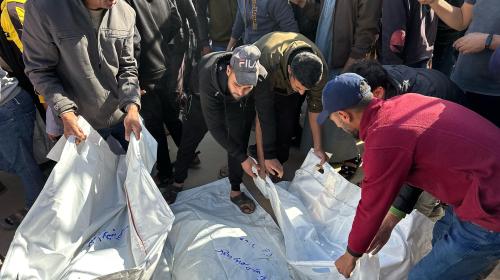 وداع عائلة الفرا في خانيونس (4).jpeg
