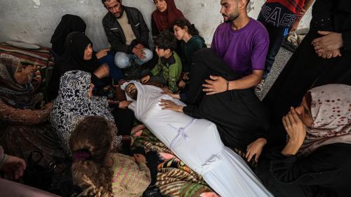 وداع حزين في المشفى الأهلي لـ15 شهيد بعد قصف منازل بشمال قطاع غزة (9)