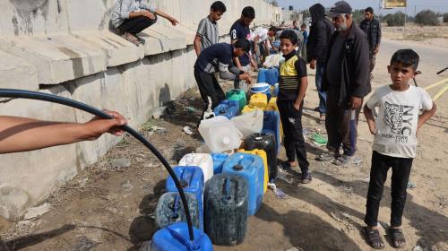 مواطنون يصطفون لتعبئة الجالونات بمياه الشرب في غزة