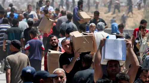 مواطنون فلسطينيون يتسلمون مساعدات إنسانية