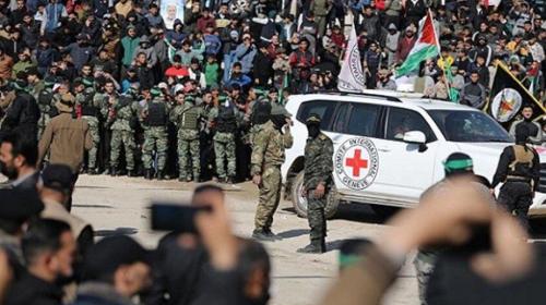 لحظة تسليم الصليب الاحمر الدولي جثث أسرى الاحتلال في غزة