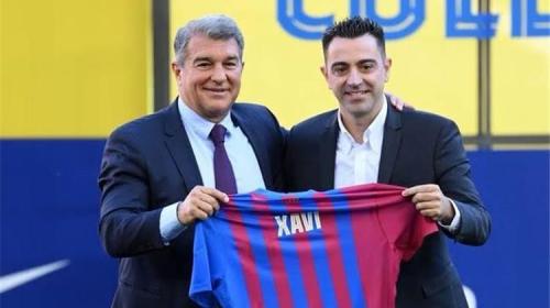 خوان لابورتا وتشافي المدرب السابق لبرشلونة