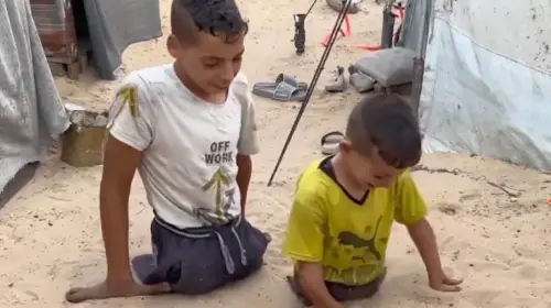 طفلان غزيان مبتورا الأطراف جراء استهدافهما بالصواريخ الإسرائيلية خلال حرب الإبادة